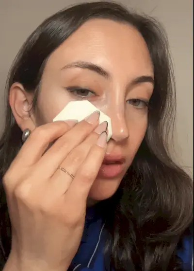 Mommy's Reviews associate beauty editor Alyssa Brascia applying the Fenty Pro Filt’r Soft Matte Longwear Powder Foundation.