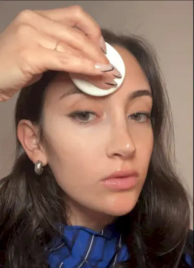 Mommy's Reviews associate beauty editor Alyssa Brascia applying the It Cosmetics CC+ Airbrush Perfecting Powder Foundation.