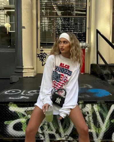 Photo of @emilisindlev wearing a headband