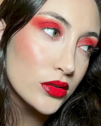 Mommy's Reviews Associate Beauty Editor, Alyssa Brascia, wears the About-Face Matte Fluid Eye Paint in Scream of Consciousness