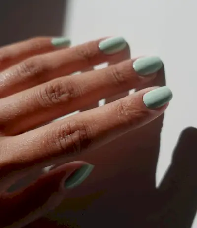 @iramshelton mint green manicure