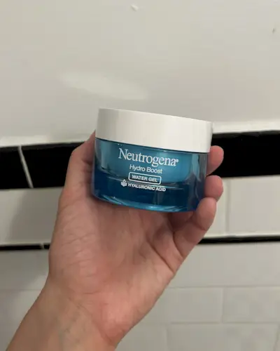 Alyssa Brascia holding the Neutrogena Hydro Boost Water Gel.