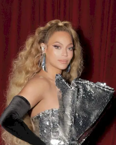 Beyoncé with champagne blonde hair color