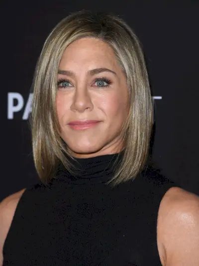 Jennifer Aniston Blonde Grown-Out Bob