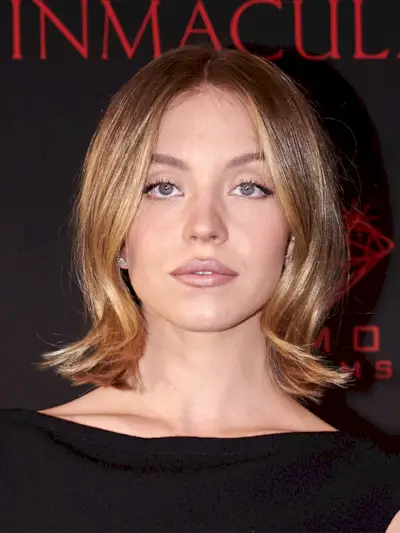 Sydney Sweeney Grown-Out Blonde Bob in Centre Parting
