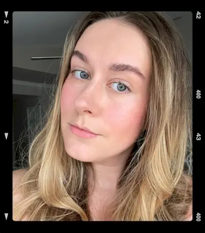 Beauty editor Kaitlyn McLintock testing the Saie Dew Blush.