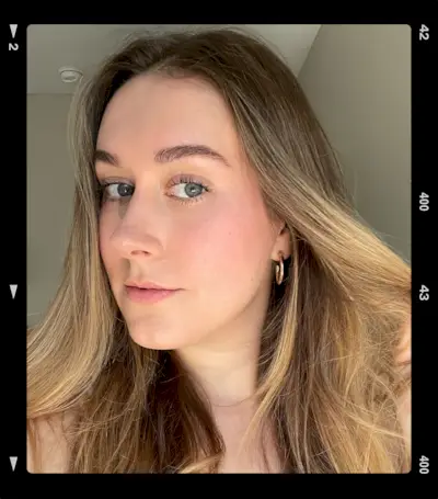 Beauty editor Kaitlyn McLintock testing the Charlotte Tilbury Pinkgasm Beauty Highlighter Wand. 