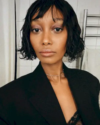 @monamali_ wavy, blunt bob