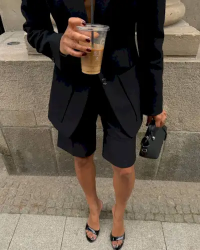 @cherifaakili shows an onyx pedicure