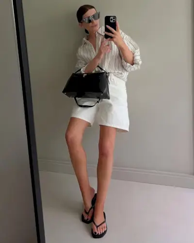 @honeybelleworld shows an onyx pedicure