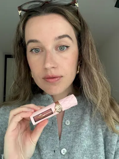Junior beauty editor Grace Lindsay testing a Charlotte Tilbury lip plumping product