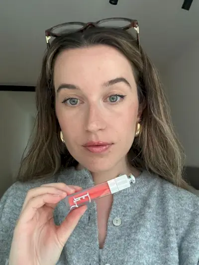Junior beauty editor Grace Lindsay testing a Dior lip plumping product