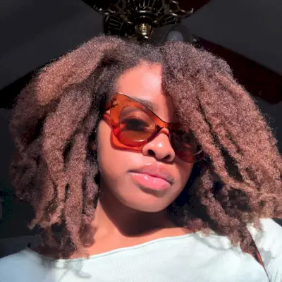 An image of influencer @nayelizabethh with copper hair.