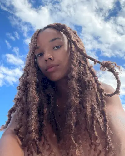 An image of influencer @fiahamelijnck with copper hair.