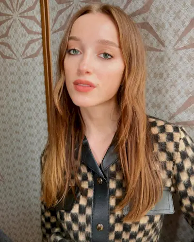 A picture with Phoebe Dynevor with copper hair.