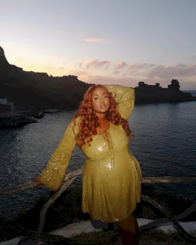 An image of influencer @laurennicolefk with copper hair.