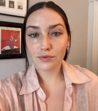 Katie Behron wearing the Lashify Control Kit.