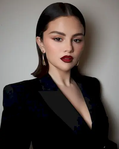 An image of Selena Gomez with a 90s bob.