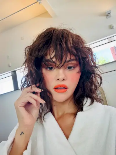 Selena Gomez wears a full-bodied shaggy bob with wispy bangs