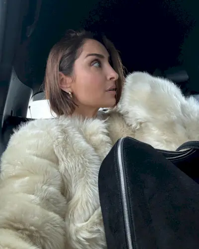 @erinoffduty taking a selfie with a blunt bob hairstyle