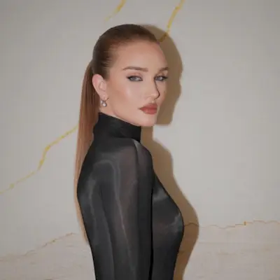 neckline-hairstyles-guide-311389-1703084767653-image