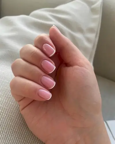 Thin line on short French tip nails