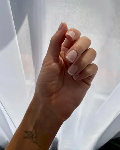 Chic French tip design on short nails