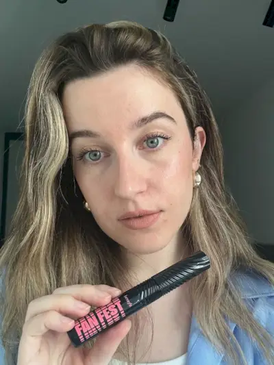 Junior beauty editor Grace Lindsay testing Benefit mascaras