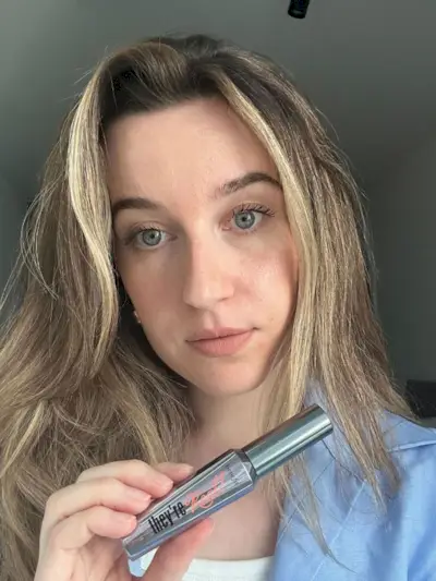 Junior beauty editor Grace Lindsay testing Benefit mascaras