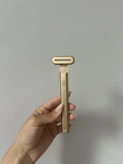 Alyssa Brascia holding the Solawave Skincare Wand.