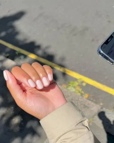 A short, creamy manicure