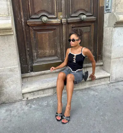 @slipintostyle wearing peach nail polish