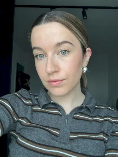 Junior beauty editor Grace Lindsay testing the Clarins BB Skin Detox Fluid