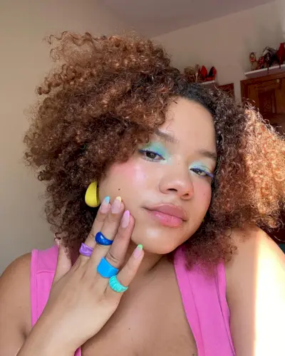 @anaasmood wearing blue mascara