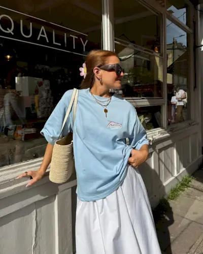 @rebeccaferrazwyatt wearing a pink floral hair clip