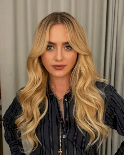 Kathryn Newton with bouncy, blonde hair
