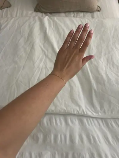 A picture of junior beauty editor, Grace Lindsay, before and after testing an express fake tan