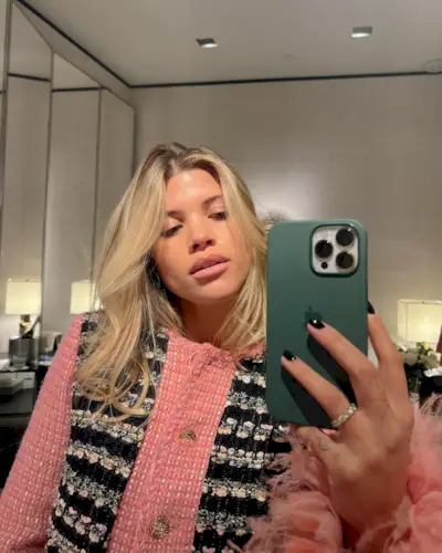 @sofiagrainge black nails