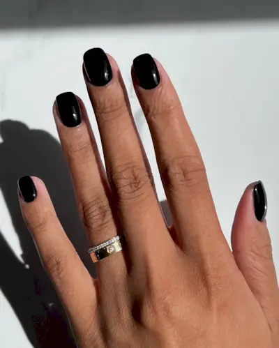 @iramshelton black manicure