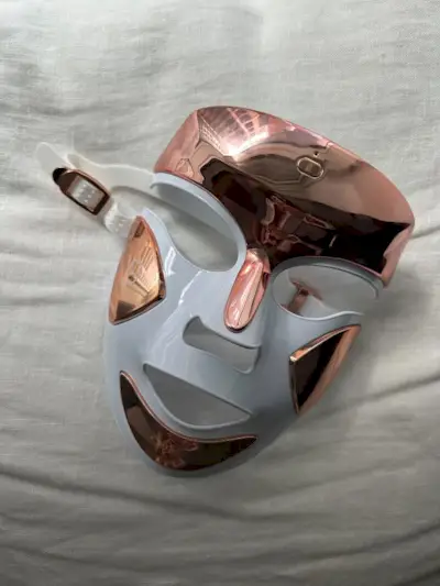 Junior beauty editor, Grace Lindsay, testing the Dr Dennis Gross LED mask