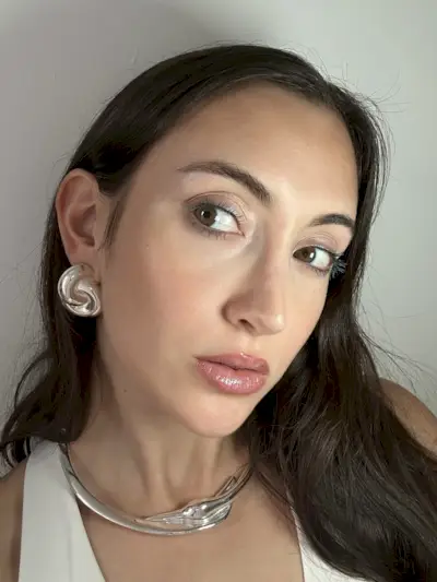 Associate beauty editor Alyssa Brascia wearing Colourpop's BFF Mascara in Swell Season.