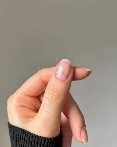 @raelondonnails natural oval French tip nails