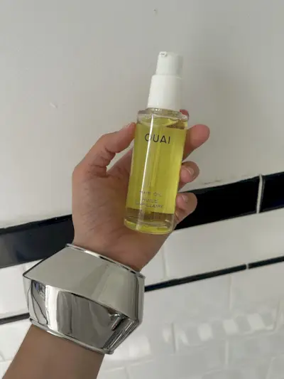 Image of Alyssa Brascia holding the Ouai Hair Oil.