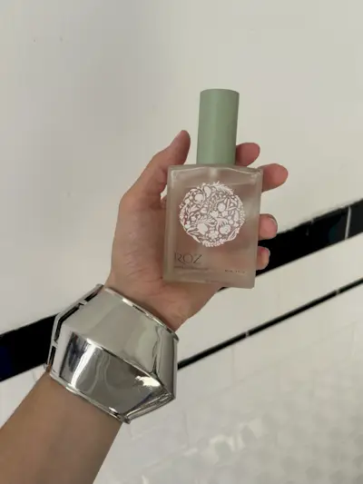 Alyssa Brascia holding the Rōz Santa Lucia Styling Hair Oil.