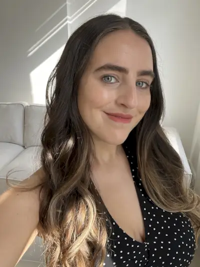 An image of Mommy's Reviews SEO Writer Ava Gilchrist reviewing the Westman Atelier Sun Drops.