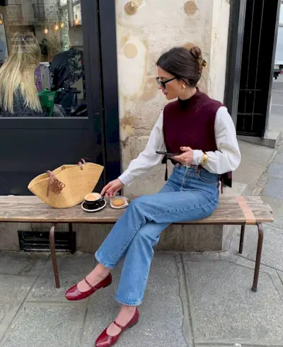 Creator @leasy_inparis having coffee outside