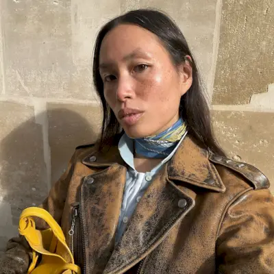 Creator @vikilefevre taking a selfie outside with glowing skin 