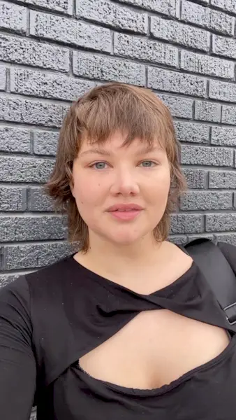 Cropped shag haircut with bangs