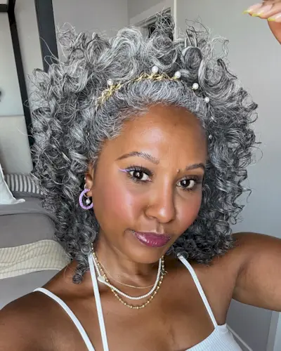 @thetennillelife_ curly grey bob hairstyle