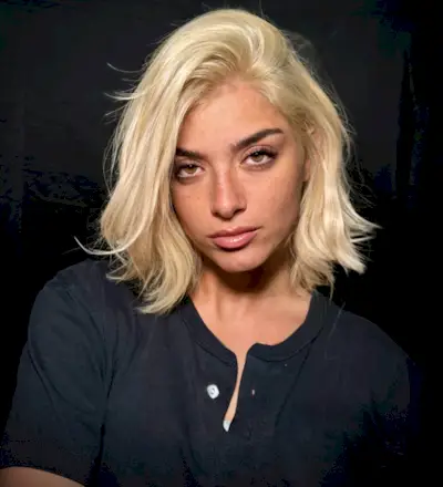 An Italian bob on Dixie D'Amelio by Dimitris Giannetos.